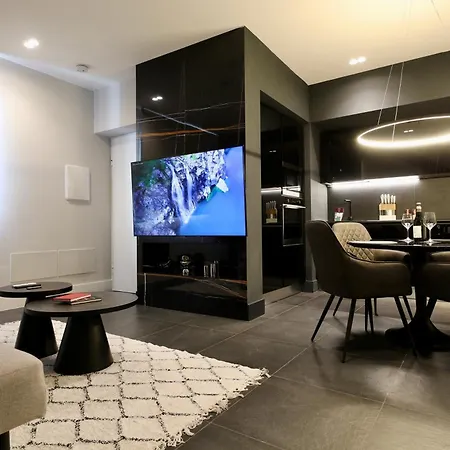 Spacious Modern In Monumental Building - Free Parking - Workspace - Historical Centre Apartment