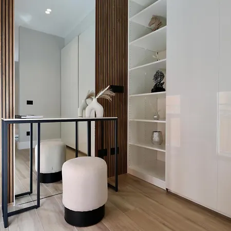 Apartment Spacious Modern In Monumental Building - Free Parking - Workspace - Historical Centre