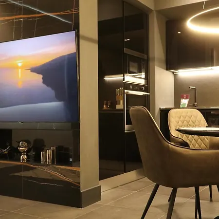 Apartment Spacious Modern In Monumental Building - Free Parking - Workspace - Historical Centre *