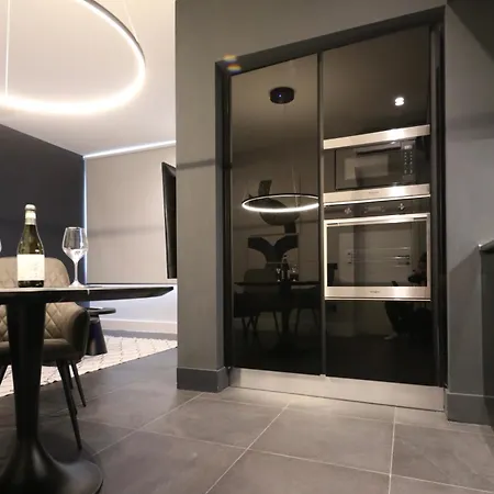 Apartment Spacious Modern In Monumental Building - Free Parking - Workspace - Historical Centre