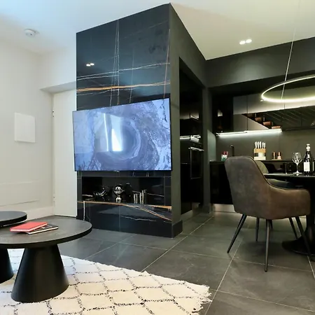Spacious Modern In Monumental Building - Free Parking - Workspace - Historical Centre *