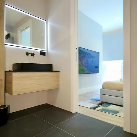 Spacious Modern In Monumental Building - Free Parking - Workspace - Historical Centre *