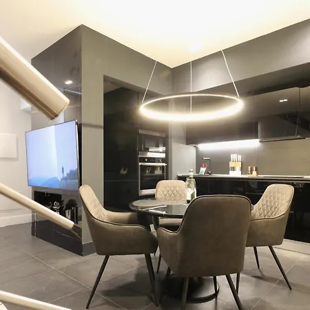 Spacious Modern In Monumental Building - Free Parking - Workspace - Historical Centre