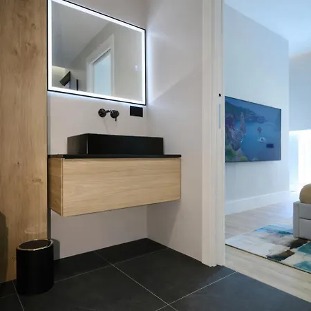 Spacious Modern Fully Equipped In Monumental Building - Parking - Historical Centre Διαμέρισμα