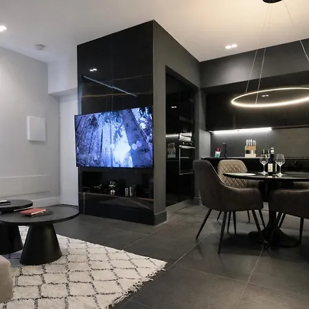 Spacious Modern Fully Equipped In Monumental Building - Parking - Historical Centre * Όλμπια